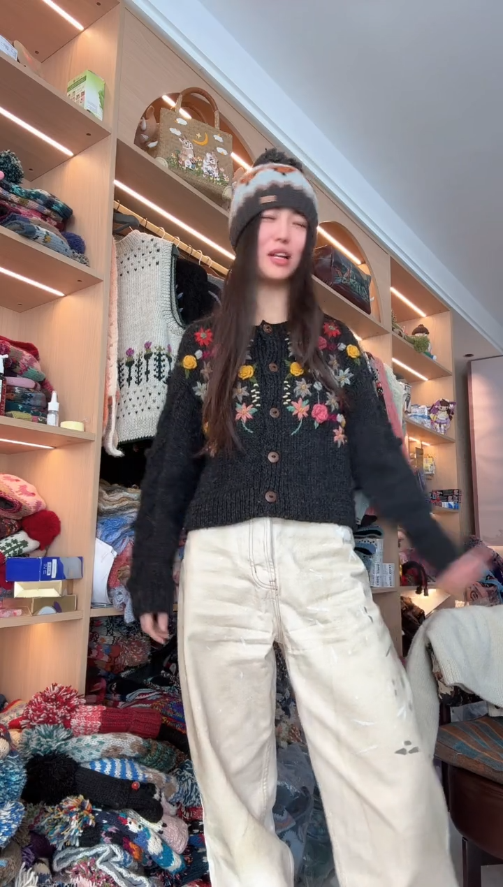 羊毛短版深灰立体花毛衣