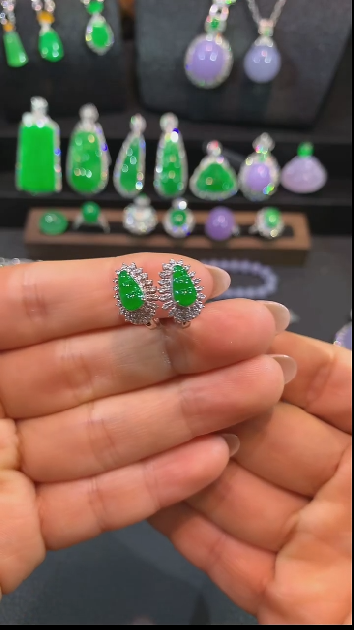 18K金镶嵌翡翠耳饰耳钉