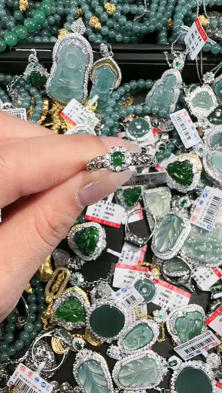 【闪购商品】翡翠吊坠(赠链)未镶嵌天然翡翠A货