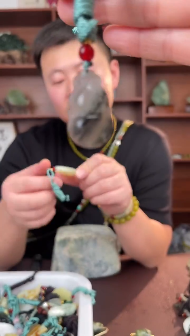 未镶嵌蛇纹石玉颈饰·