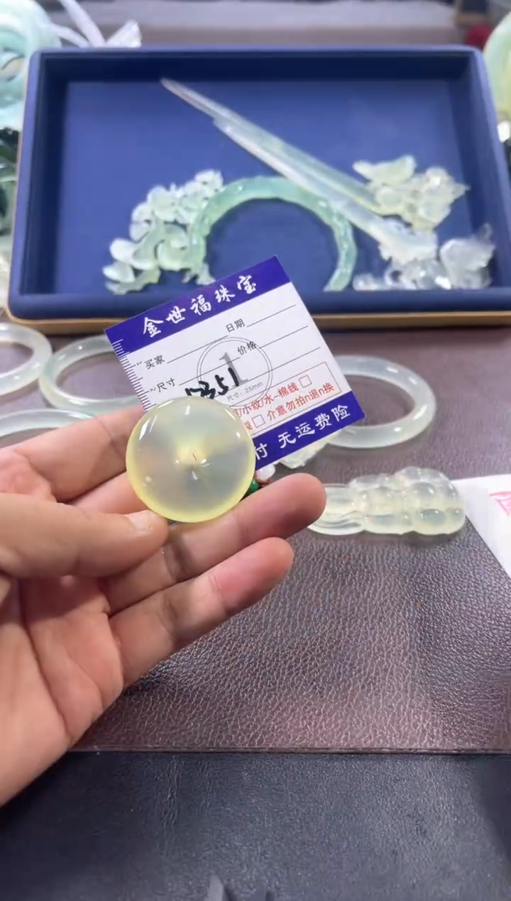 未镶嵌蛇纹石玉颈饰1