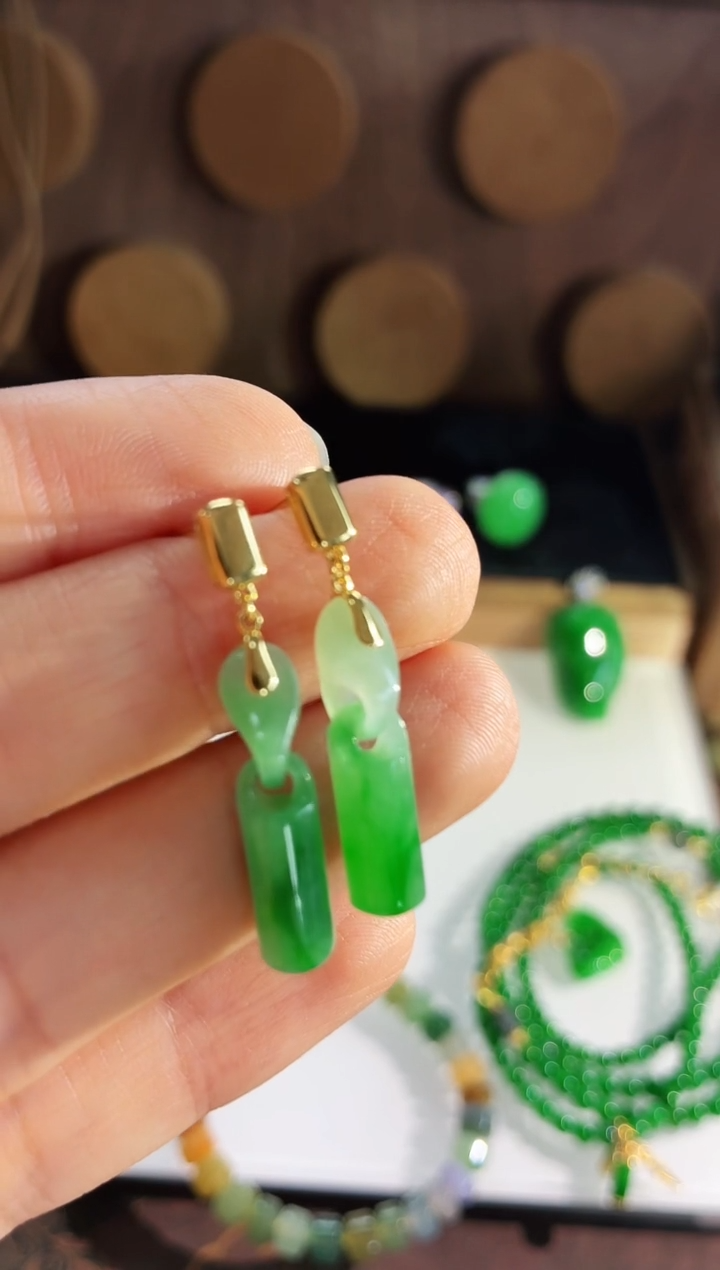 18K金镶嵌翡翠耳饰耳饰