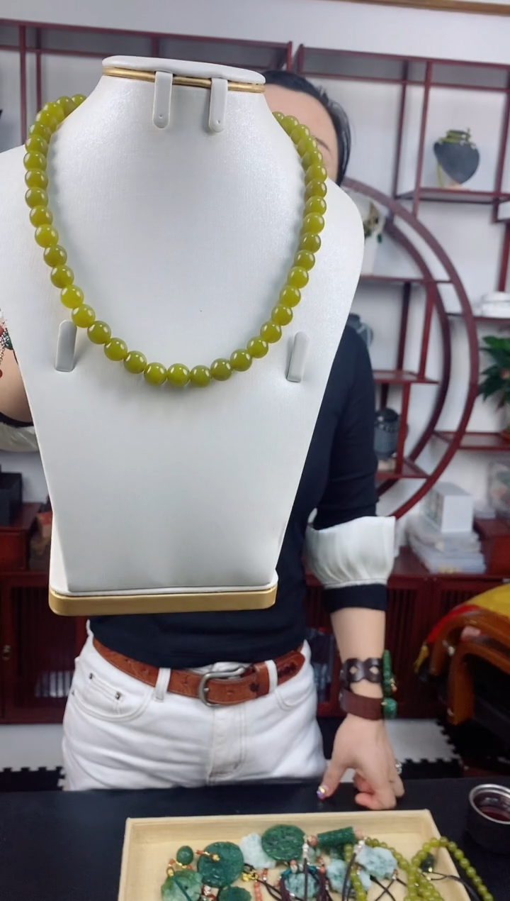 未镶嵌岫玉颈饰1