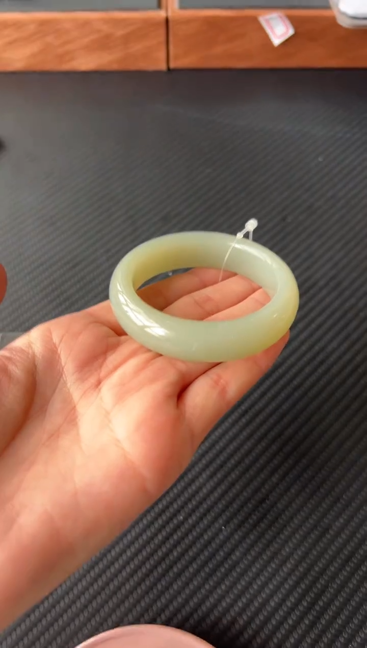 【闪购商品】和田玉手镯未镶嵌且末微色差近矿52