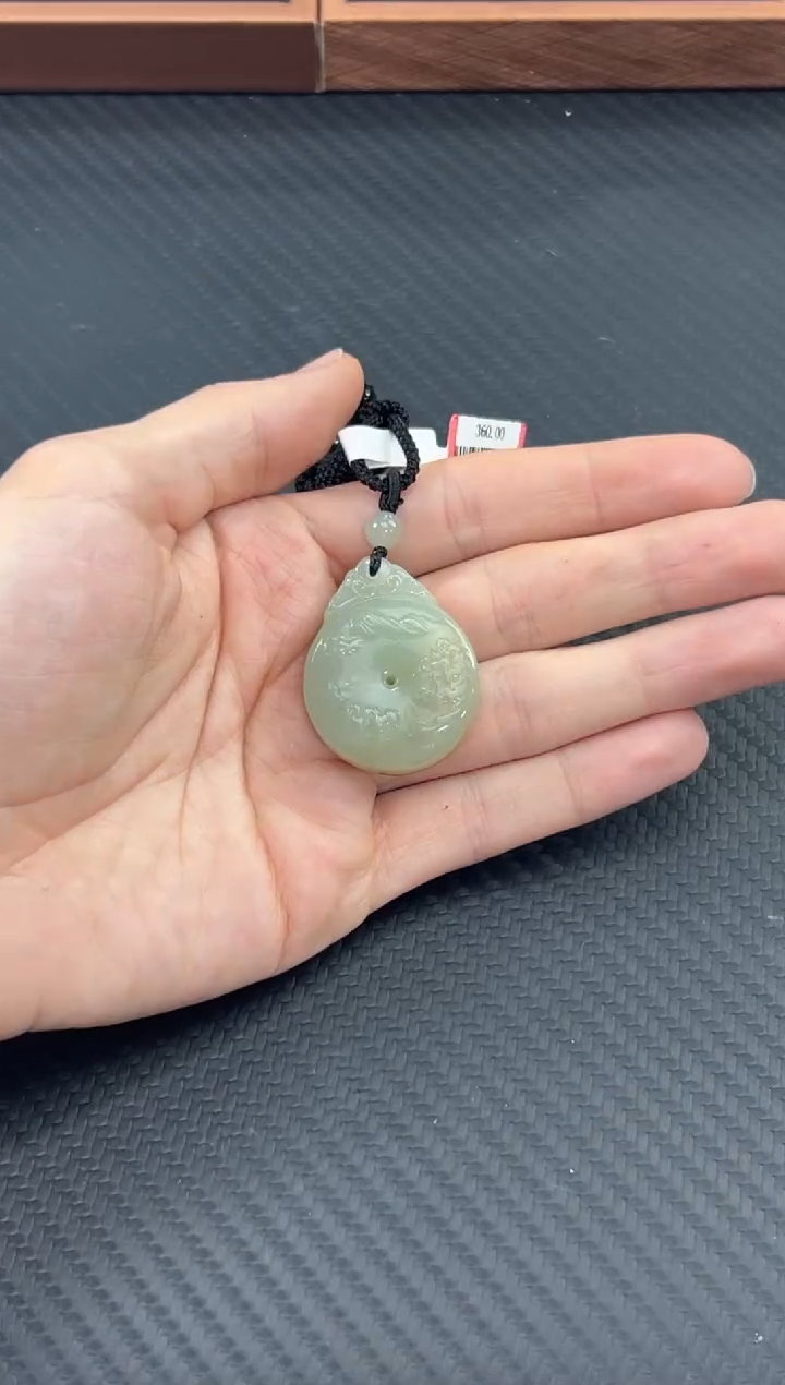 【闪购商品】和田玉吊坠(赠链)未镶嵌且末微色差近矿吊坠