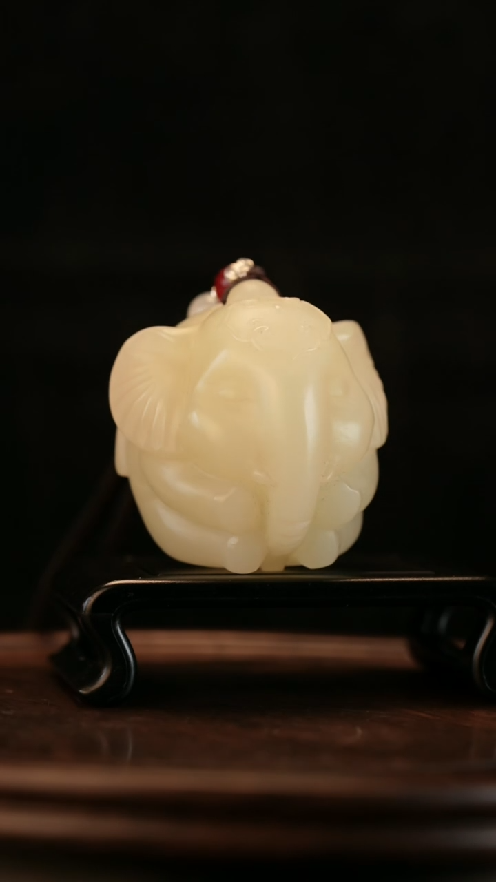 云南石竹叶青雕刻：手握吉象