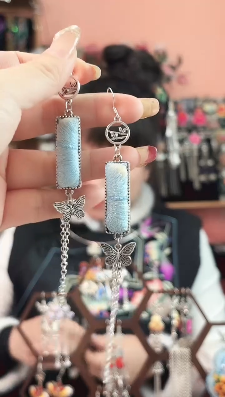 织绣彩云南阁老绣饰品  165