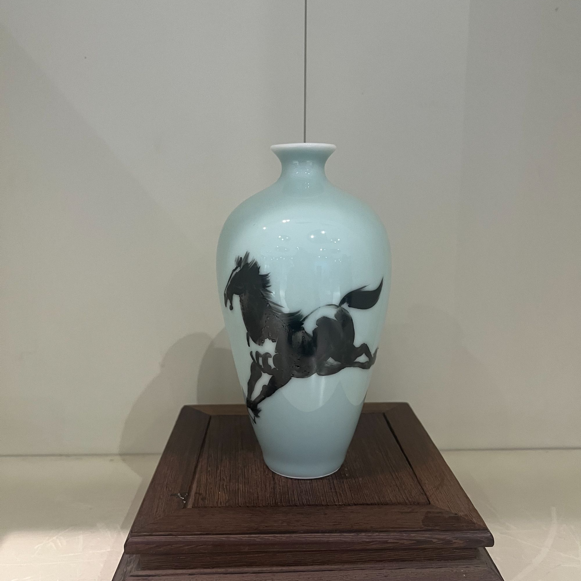 昆仑牌鲁青瓷小梅瓶 手绘马到成功 18.5cm