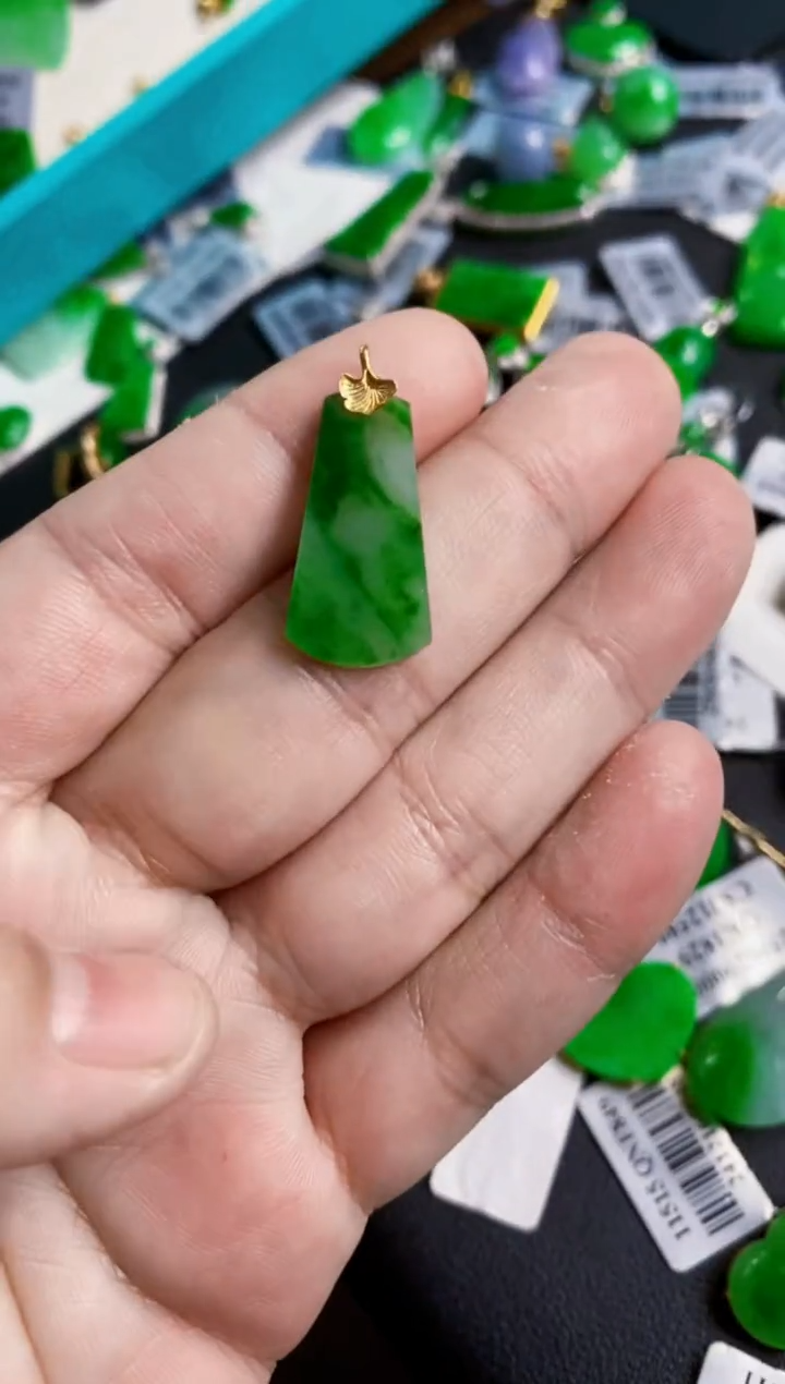 翡翠18K金镶嵌颈饰吊坠