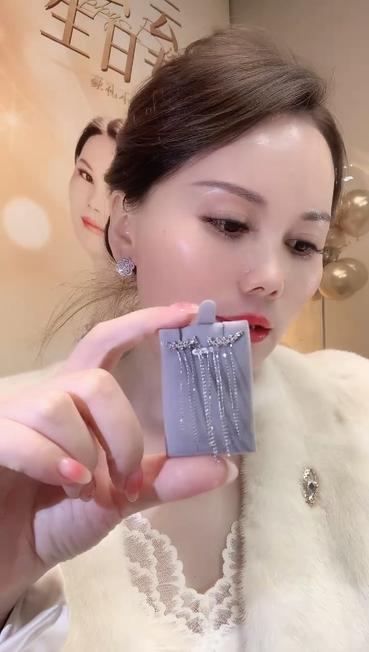 【闪购商品】钻石耳饰18K金镶嵌D26 多样性发货一件