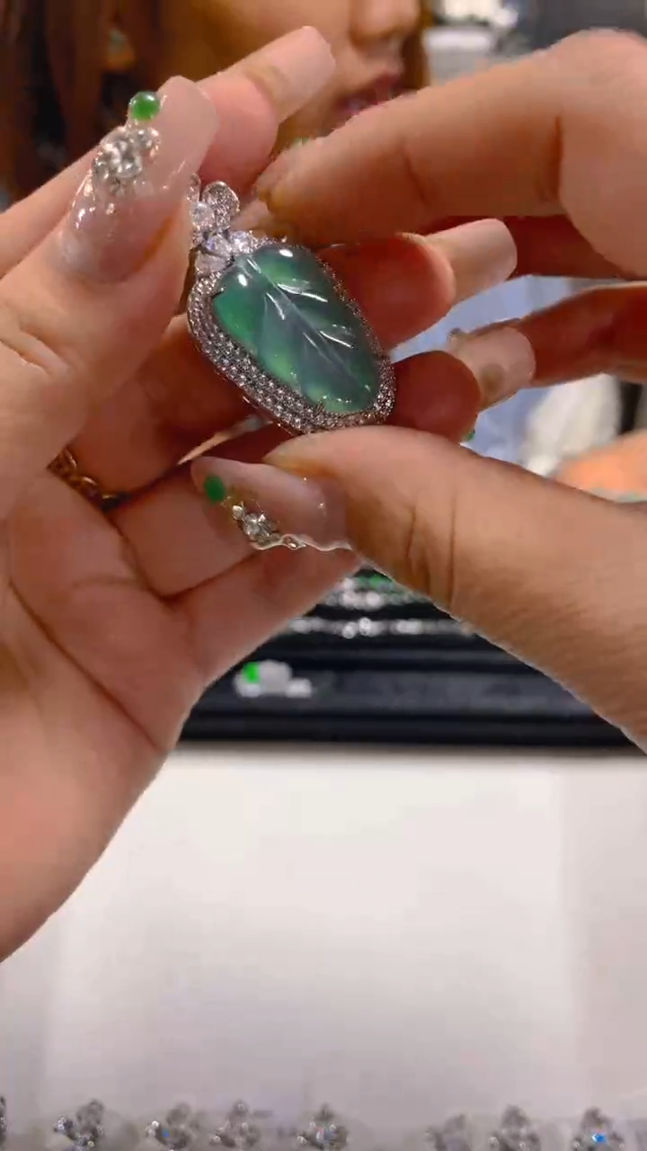 【闪购商品】翡翠吊坠(赠链)未镶嵌0480800691多样性发一