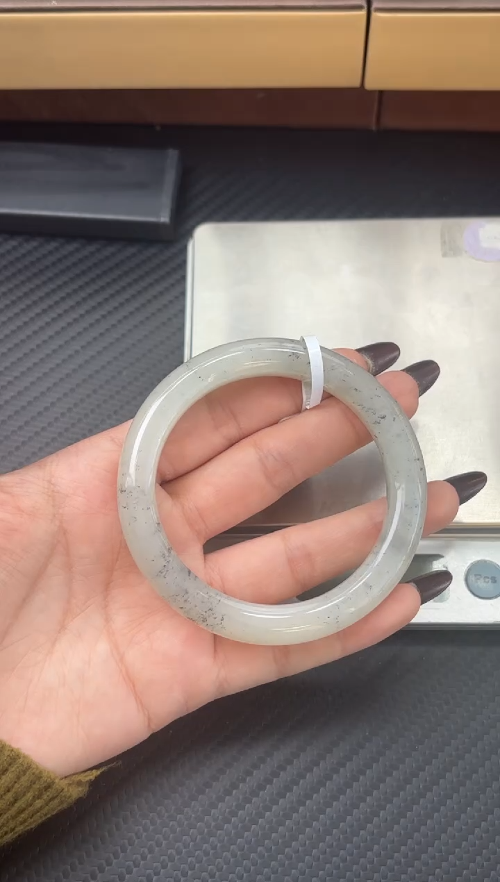 未镶嵌手镯和田玉黑山微色差56Mm