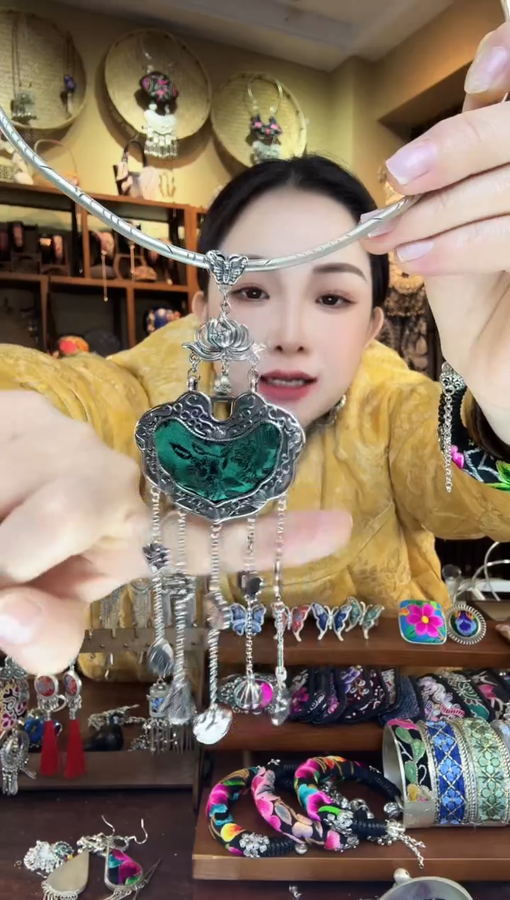 刺绣非遗刺绣民族风吊坠