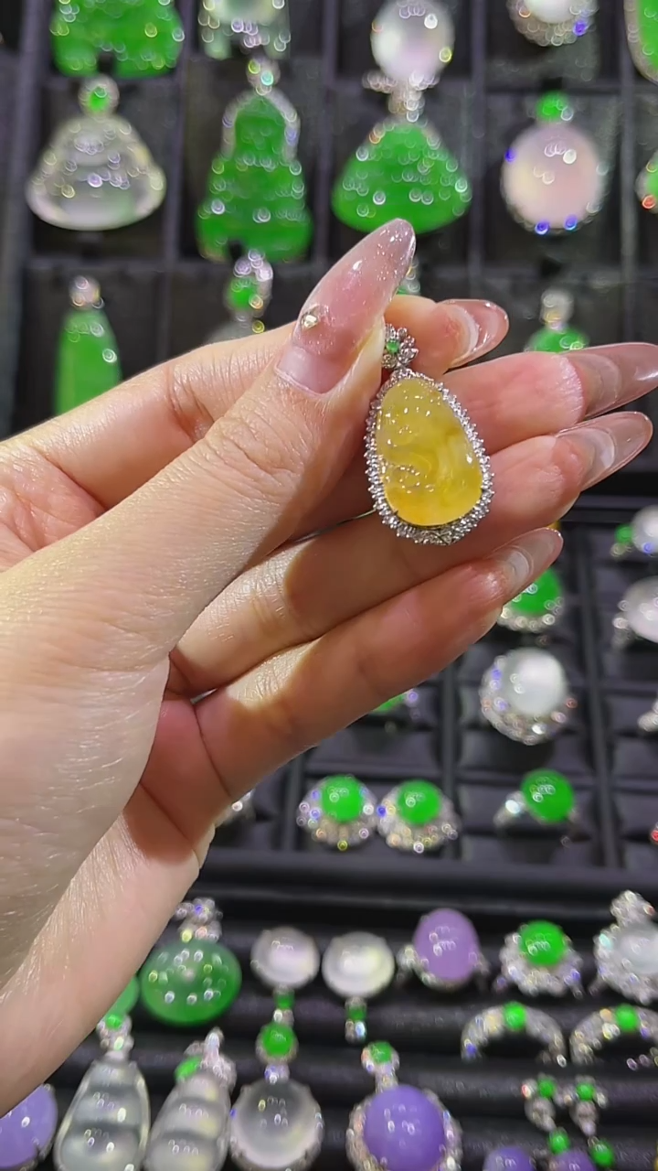 颈饰18K金镶嵌翡翠吊坠