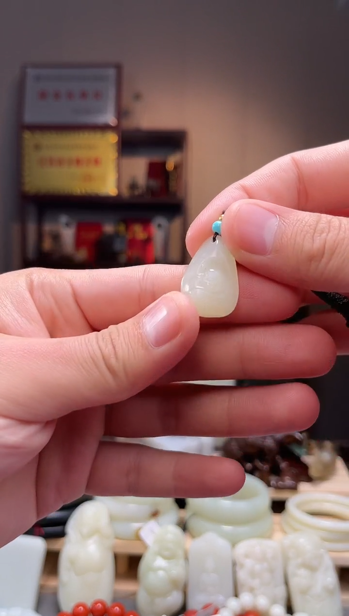 颈饰未镶嵌和田玉吊坠