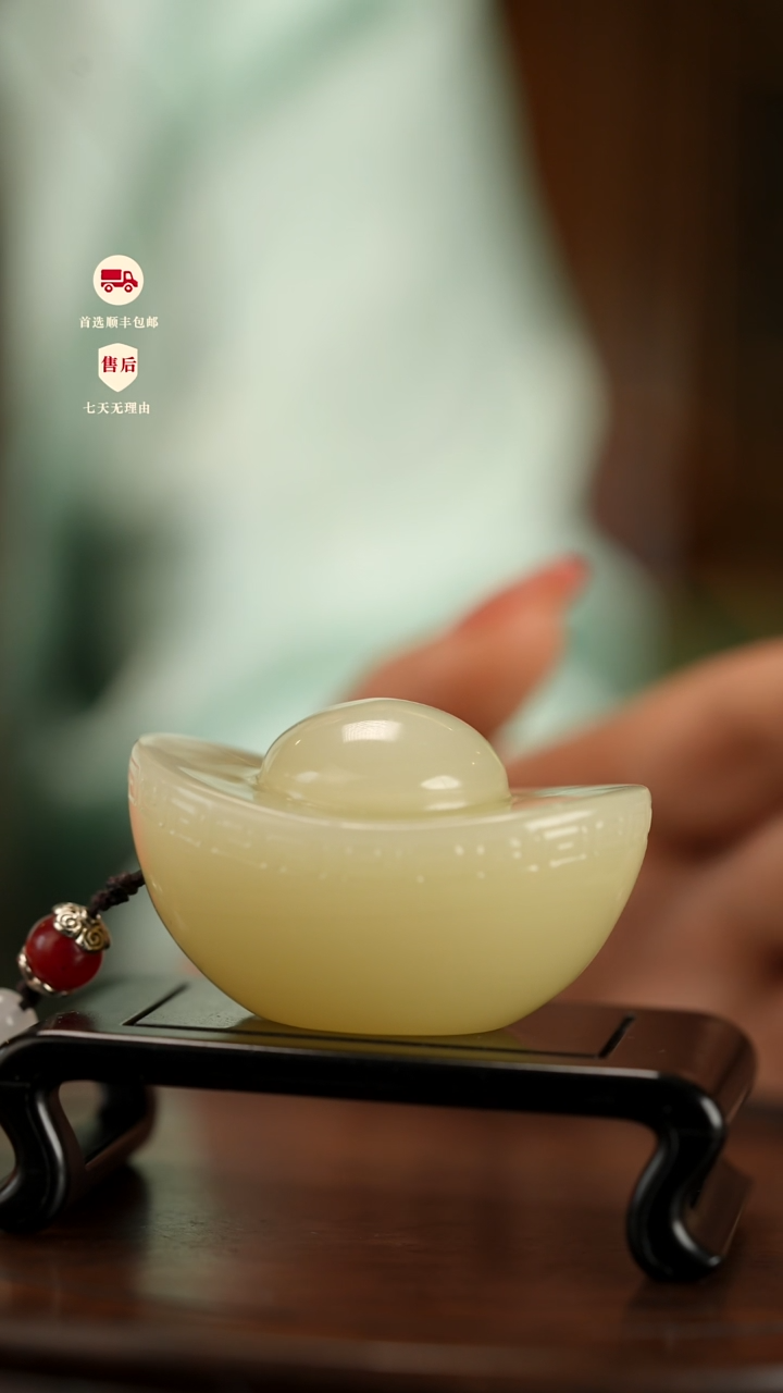 云南石竹叶青雕刻：元宝手把件摆件