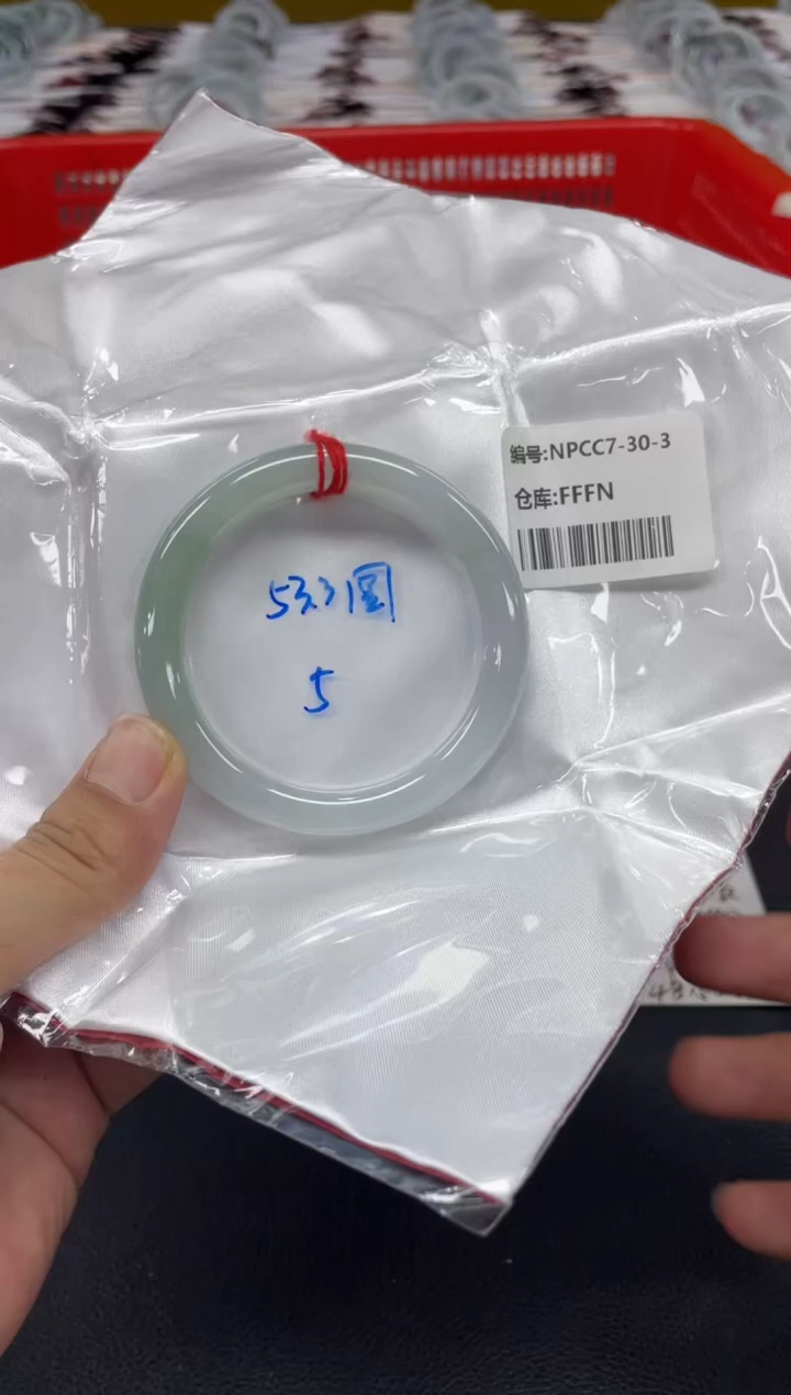 翡翠手镯未镶嵌翡翠手镯