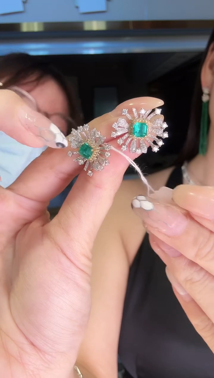 18K金镶嵌耳饰祖母绿1.3ct