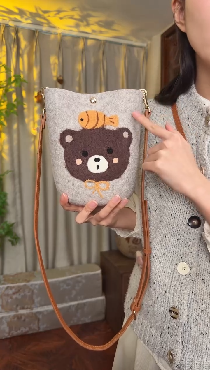 羊毛非遗羊毛毡包 手机包鱼小熊
