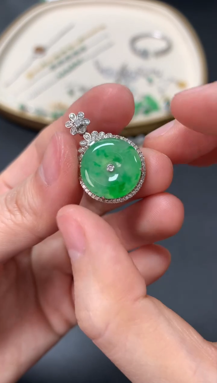 【闪购商品】翡翠吊坠(不含链)18K金镶嵌13800