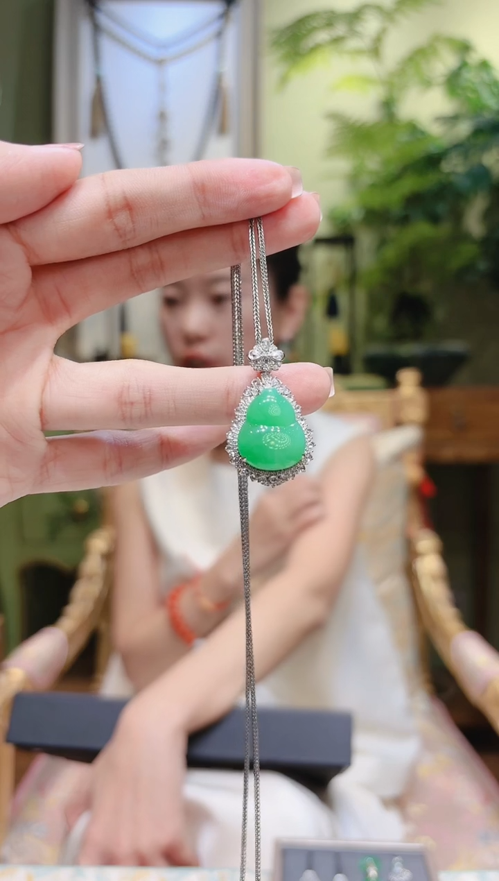 【闪购商品】翡翠颈饰18K金镶嵌绿葫芦翡翠吊坠