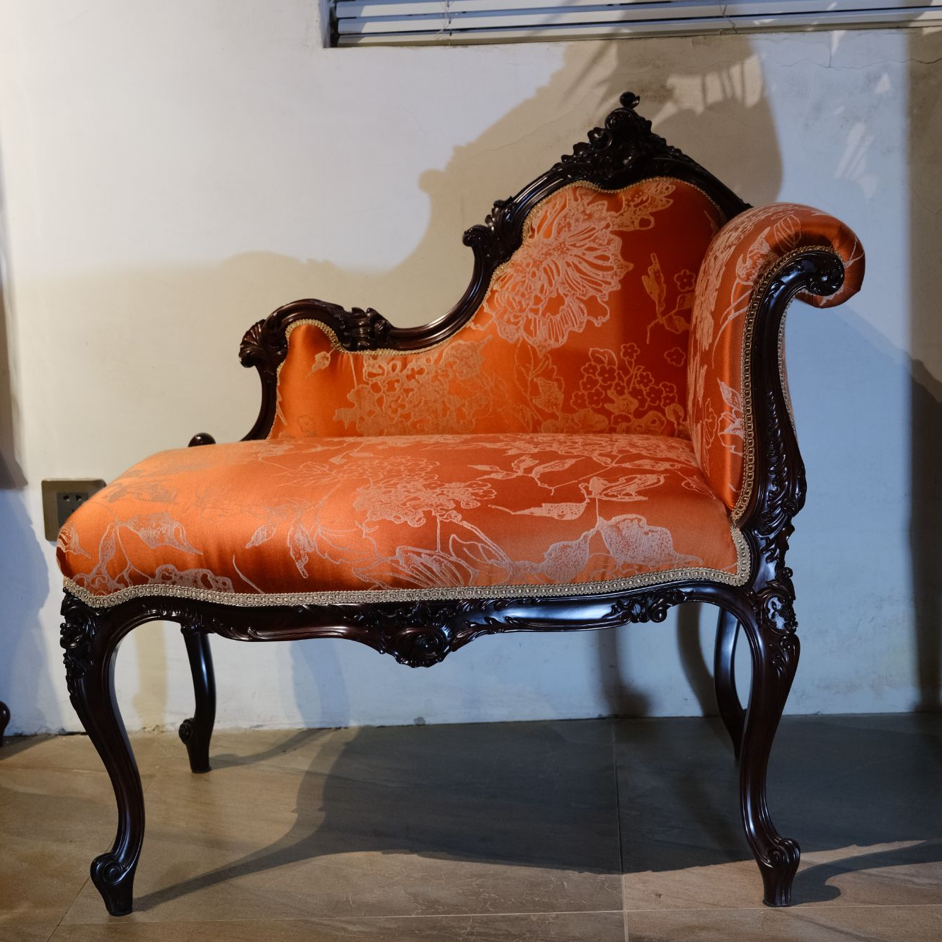 大红酸枝材质贵妃单椅，进口面料，手工扎簧，不对称设计。