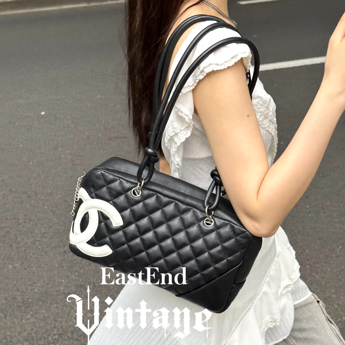 95新 Chanel/香奈儿 東区-黑底白字康鹏枕头包/88971