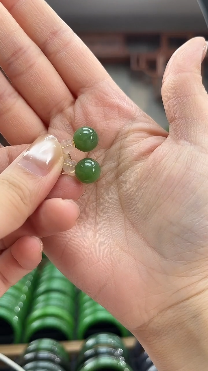 18K金镶嵌和田玉耳饰耳钉