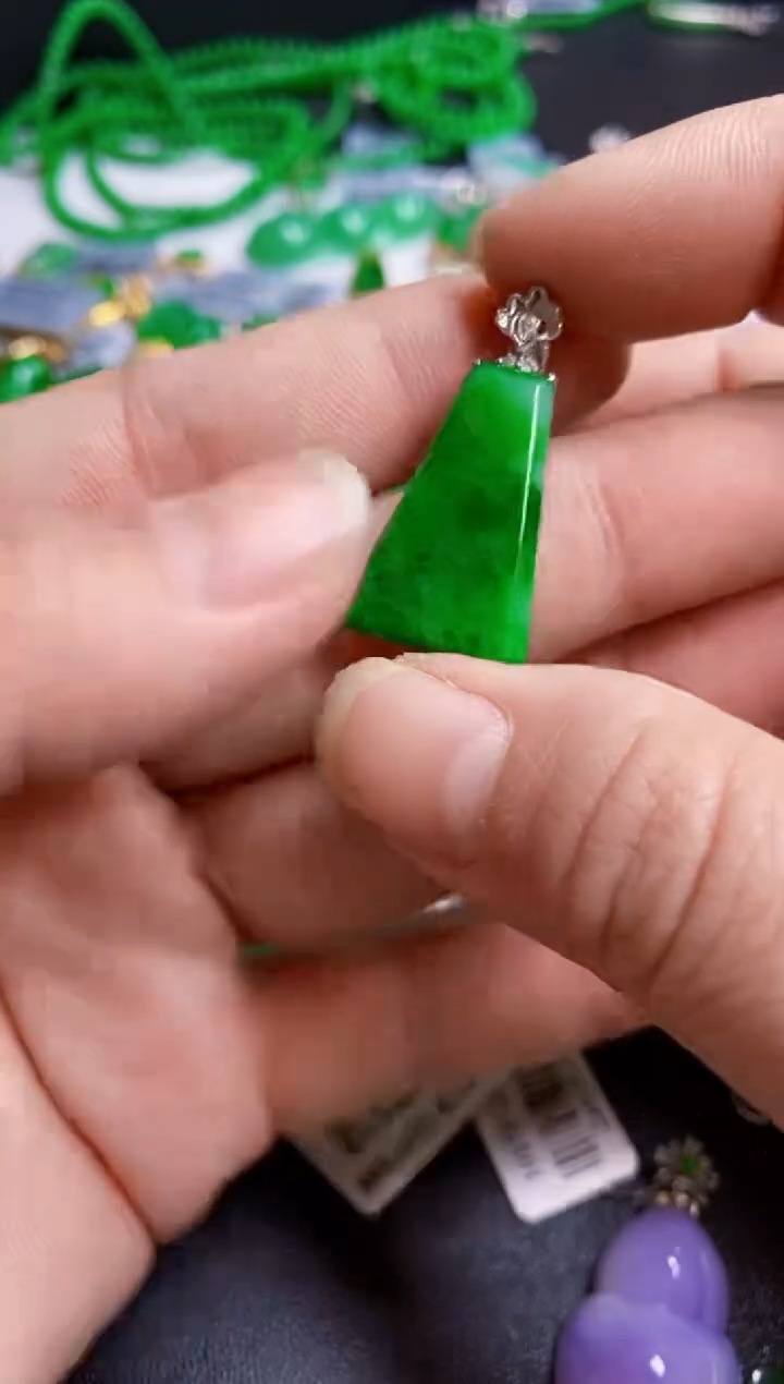 【闪购商品】翡翠颈饰18K金镶嵌无事牌