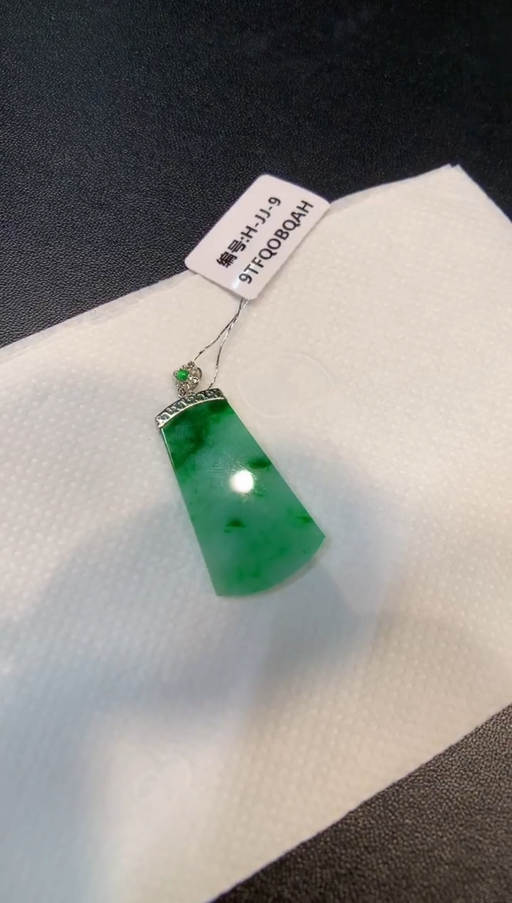 颈饰18K金镶嵌翡翠无事牌