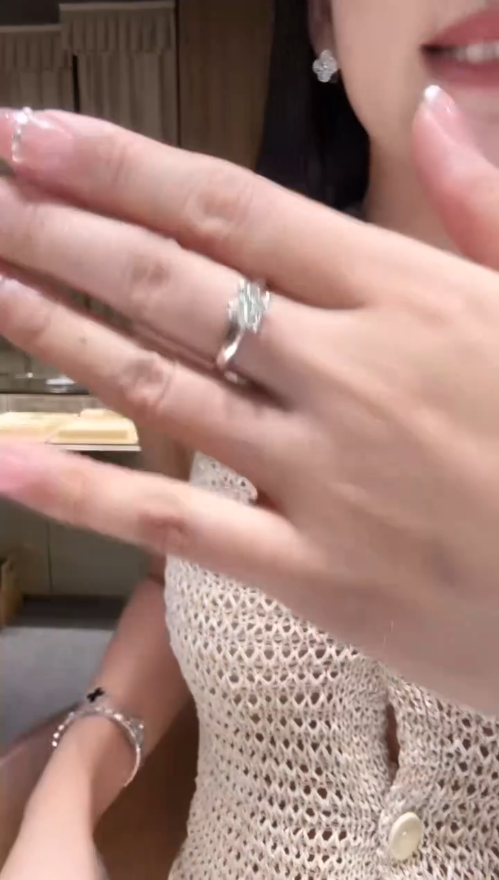 戒指铂Pt950镶嵌钻石50分牛头