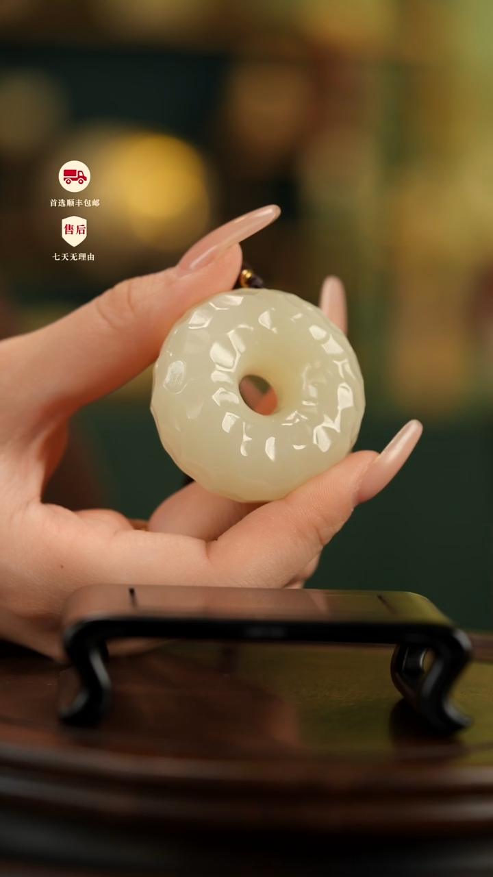 云南石竹叶青雕刻：千锤百炼平安扣手把件