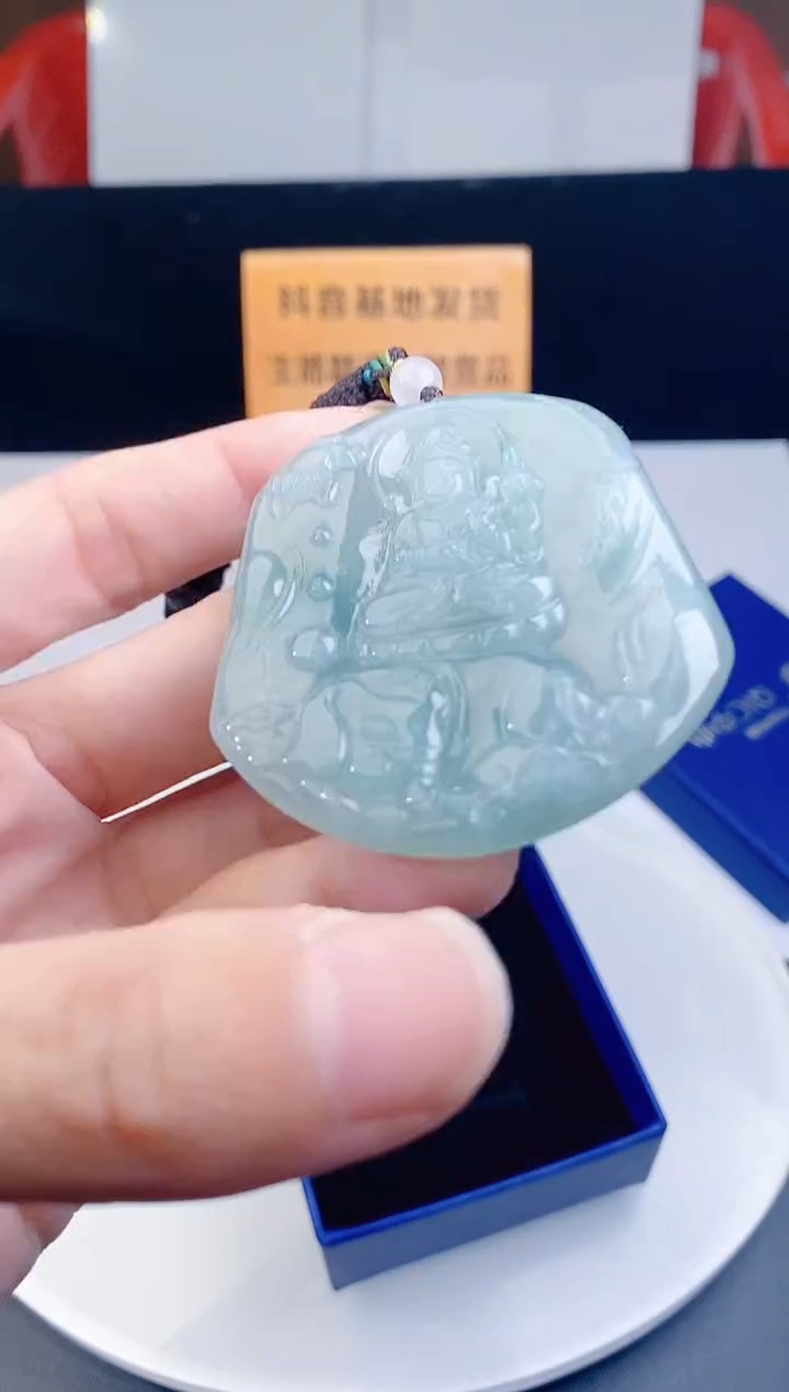 颈饰未镶嵌翡翠  