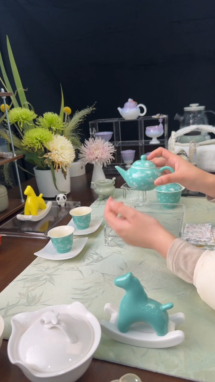 绿松石-蝶憩芳丛水平壶