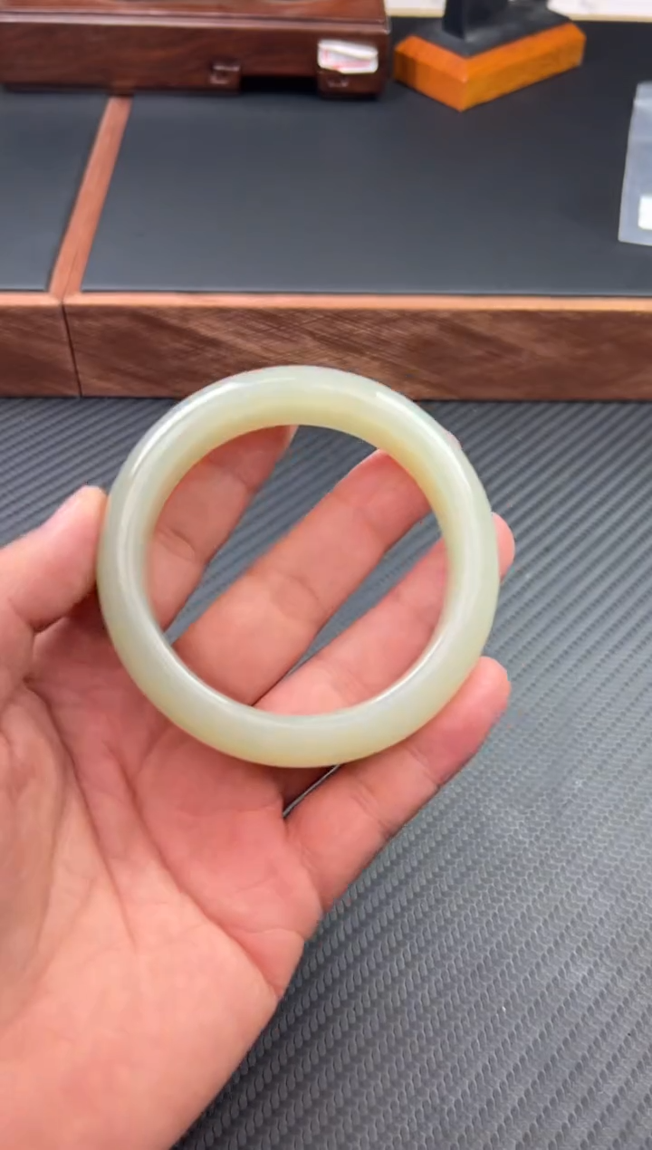 【闪购商品】和田玉未镶嵌手镯且末微色差近矿h58