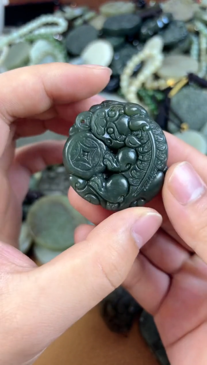 和田玉未镶嵌颈饰1