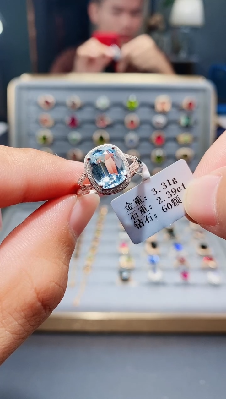 18K金镶嵌戒指海蓝宝石2.39配钻