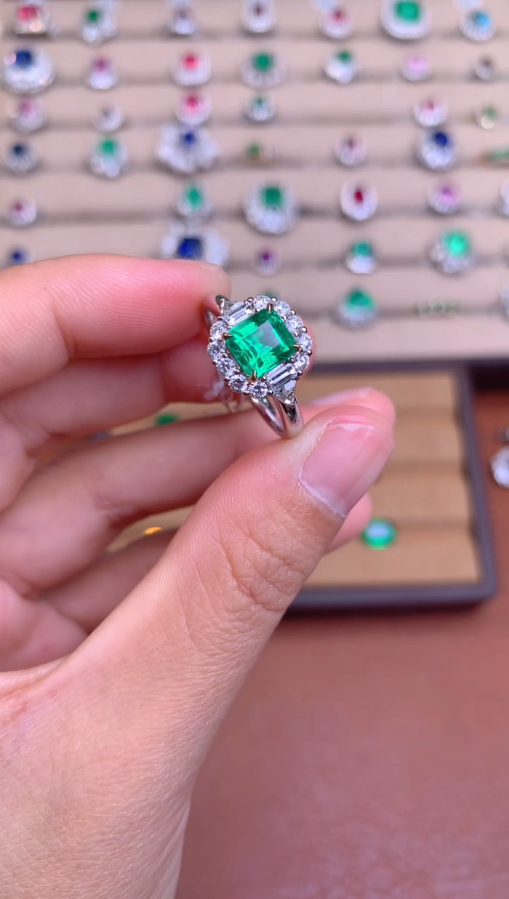 【闪购商品】祖母绿戒指18K金镶嵌1.45CT