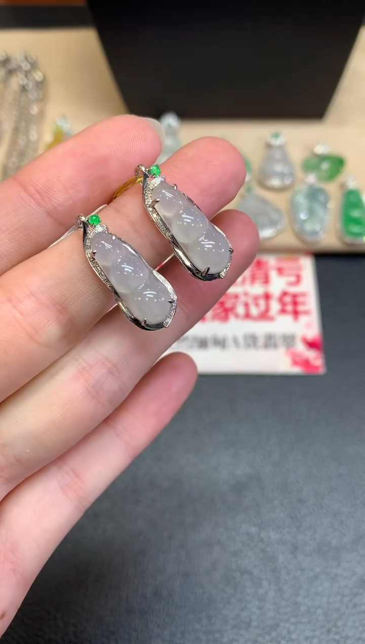 【闪购商品】翡翠颈饰18K金镶嵌福豆【无服务费】