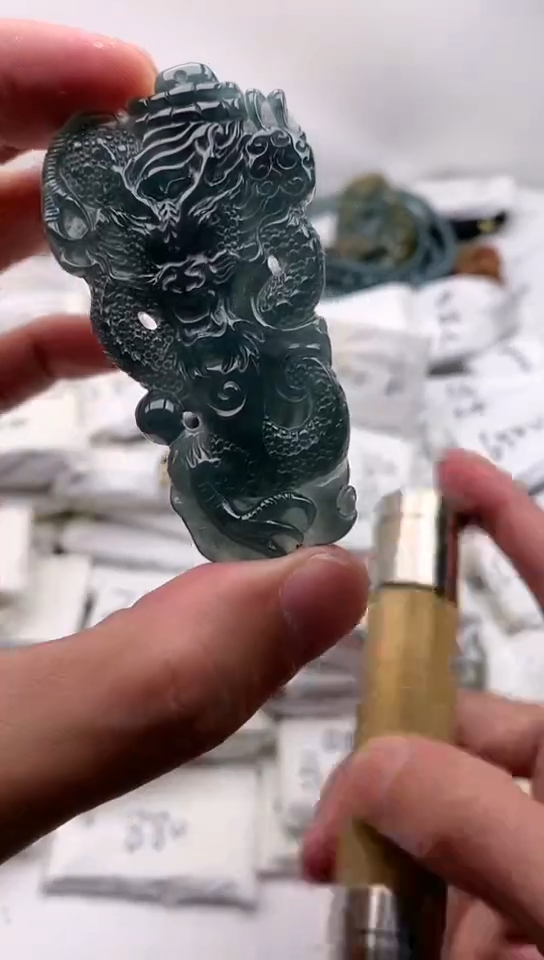 翡翠未镶嵌颈饰龙柱【品质一般介意慎拍】