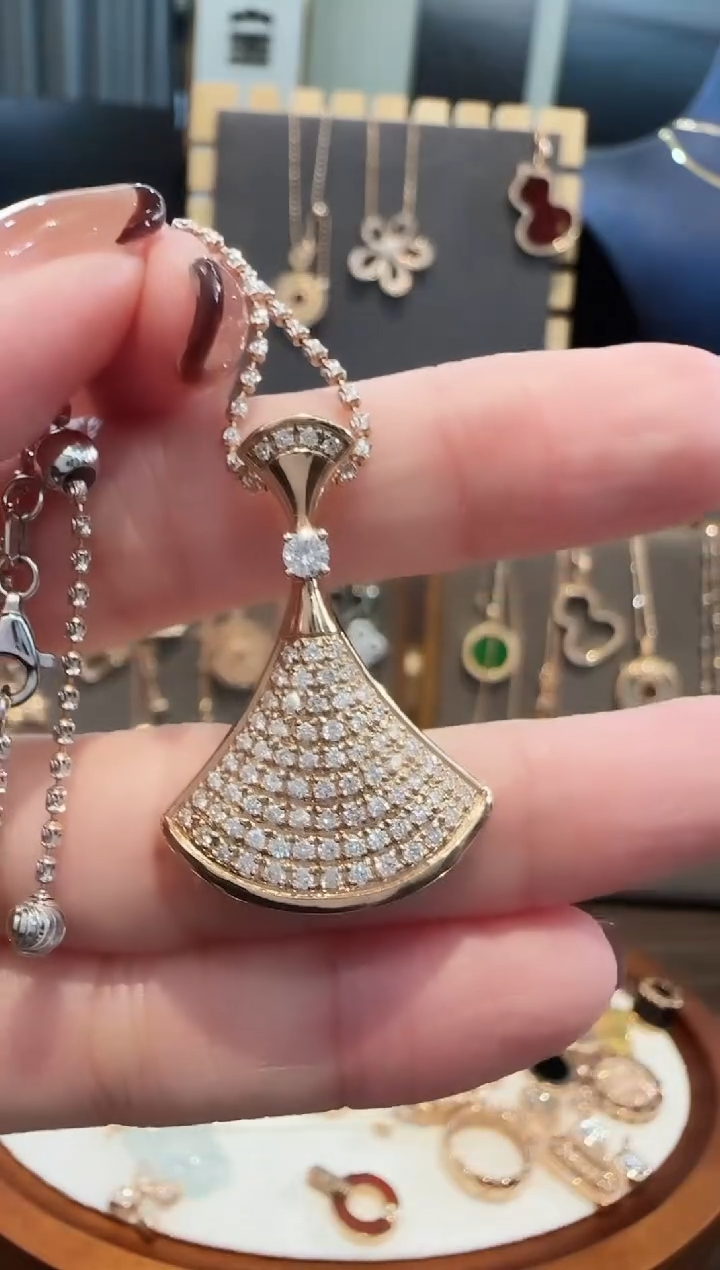 18K金镶嵌吊坠(不含链)天然钻石18K金钻石裙子吊坠不含链