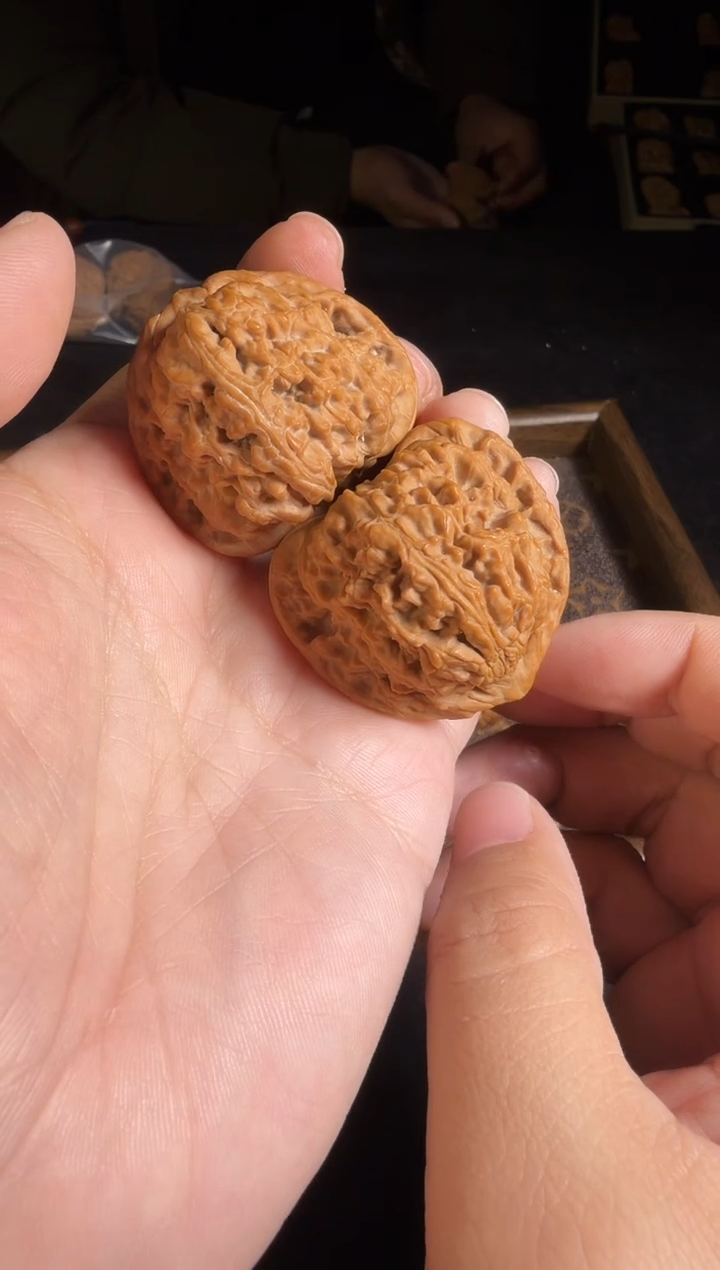 吊坠文玩核桃哈*全品红皮三角疆