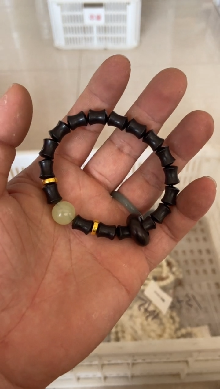 摄影的产品有使用过的痕迹有点脏介意勿拍