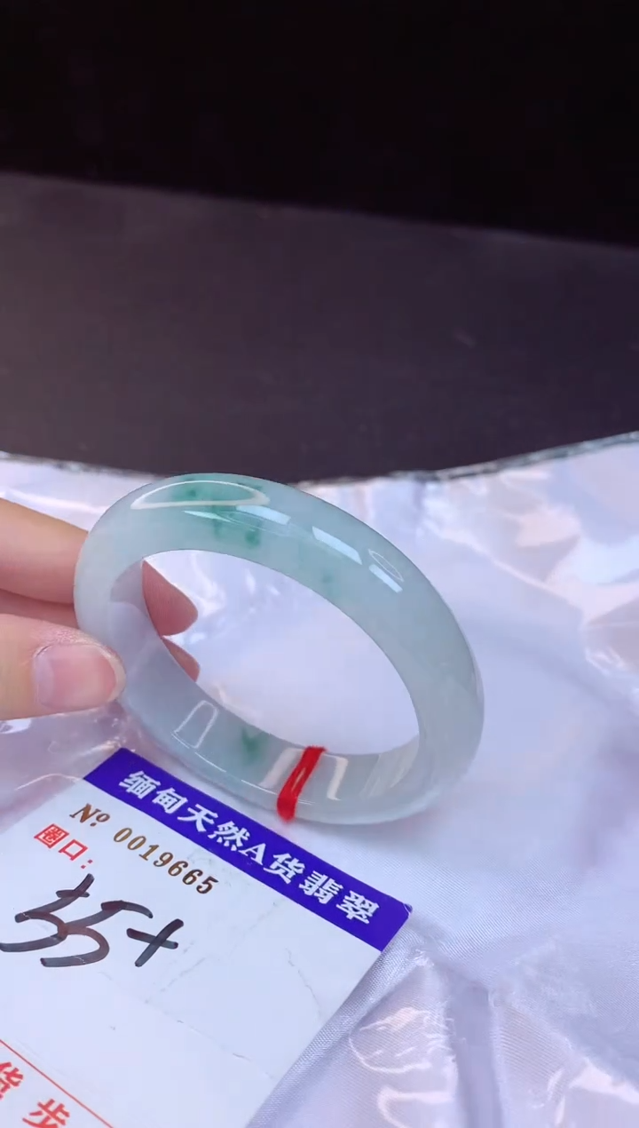 【闪购商品】翡翠手镯未镶嵌55+             