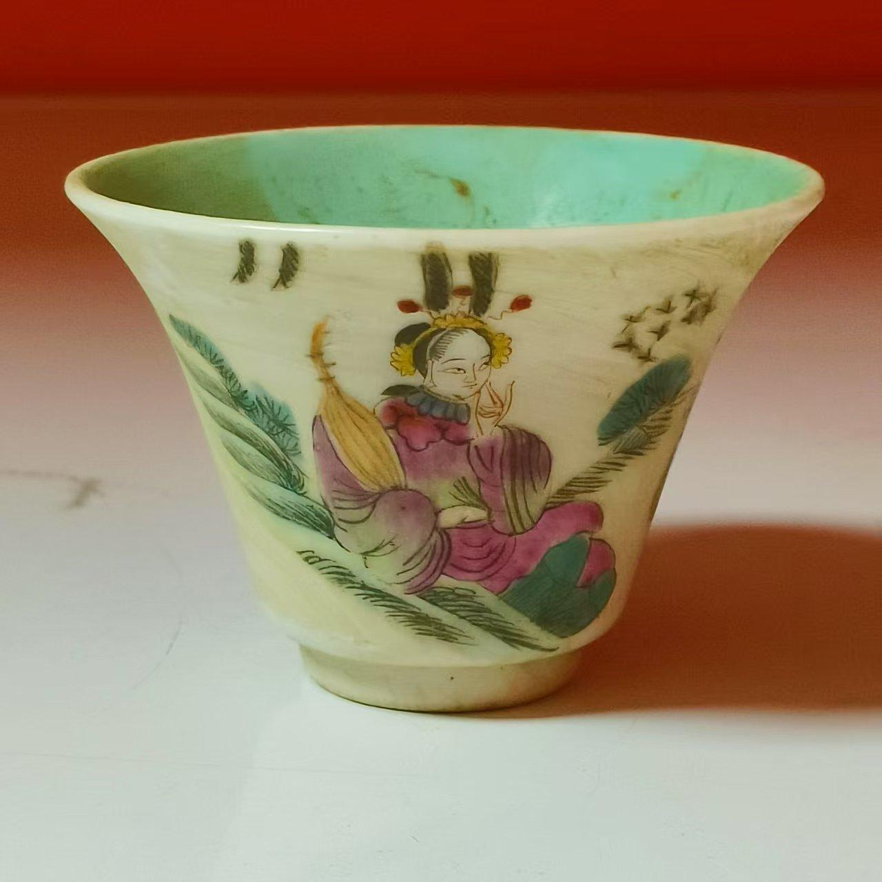 3804清晚期 粉彩人物故事图马蹄杯