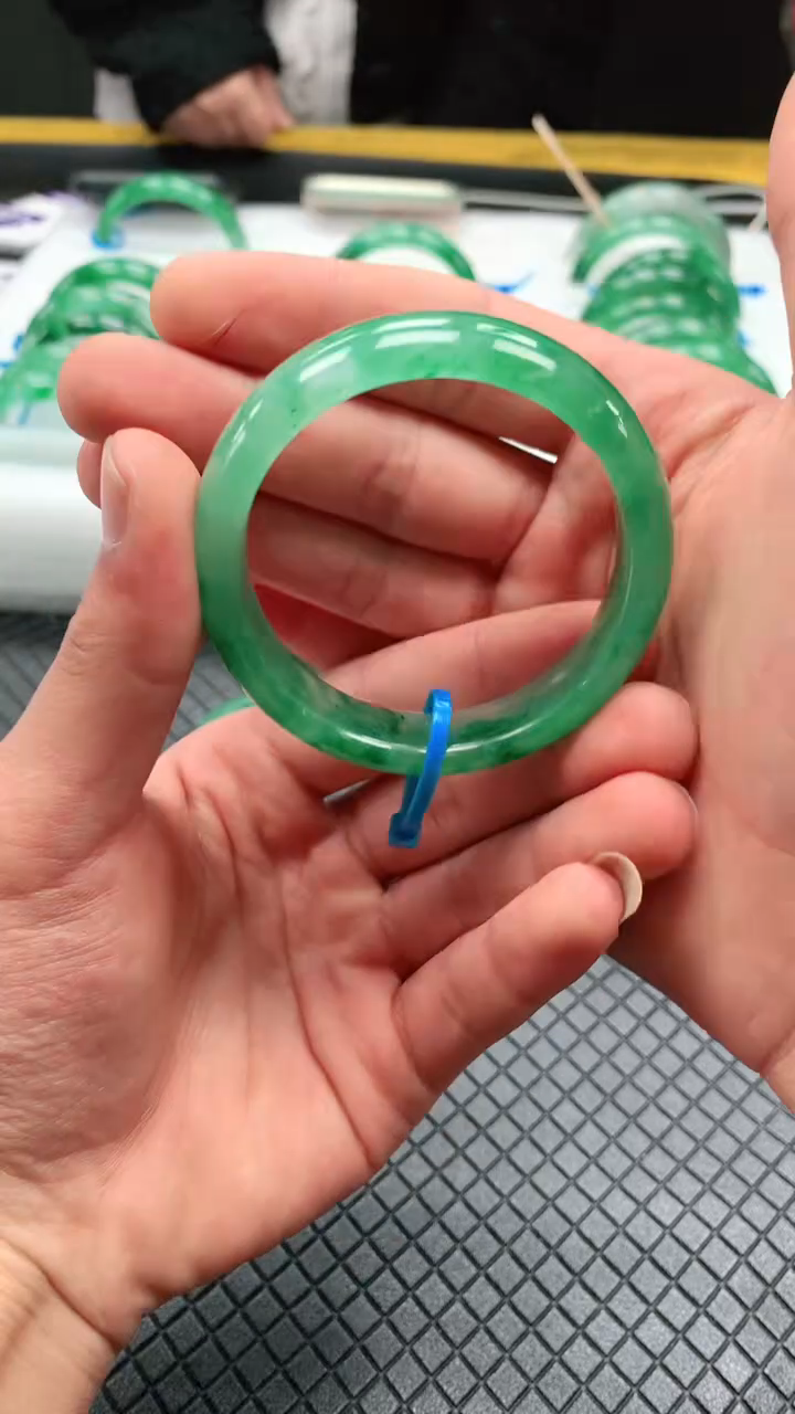 【闪购商品】石英质玉手镯未镶嵌冰飘花手镯