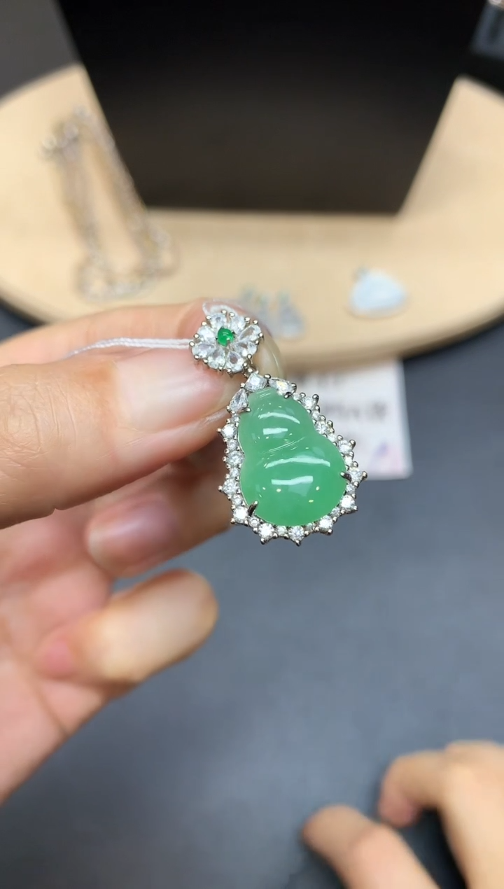 【闪购商品】翡翠吊坠(不含链)银S925镶嵌葫芦【无服务费】