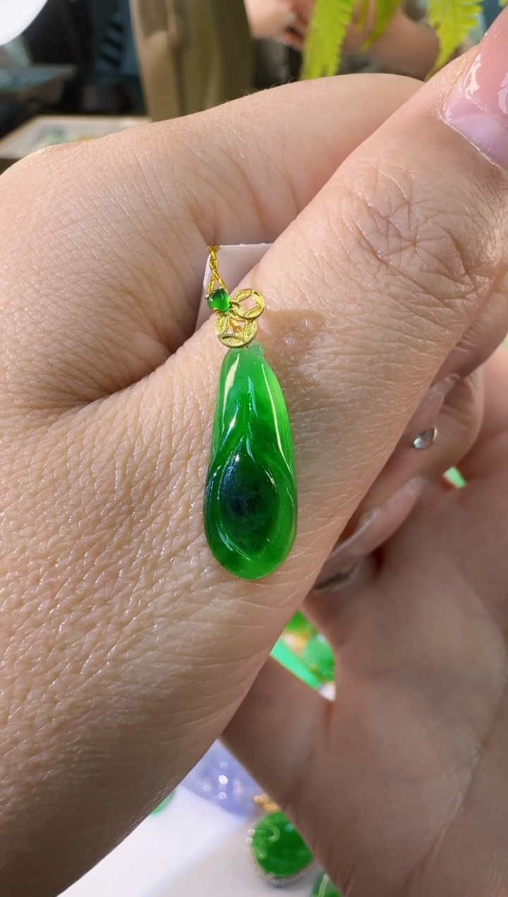 【闪购商品】翡翠吊坠(不含链)18K金镶嵌缅甸翡翠A货吊坠