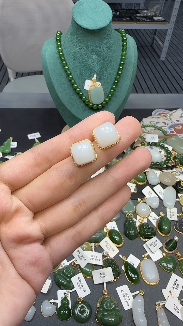 18K金镶嵌和田玉耳饰1