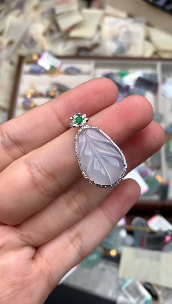 18K金镶嵌挂件翡翠一